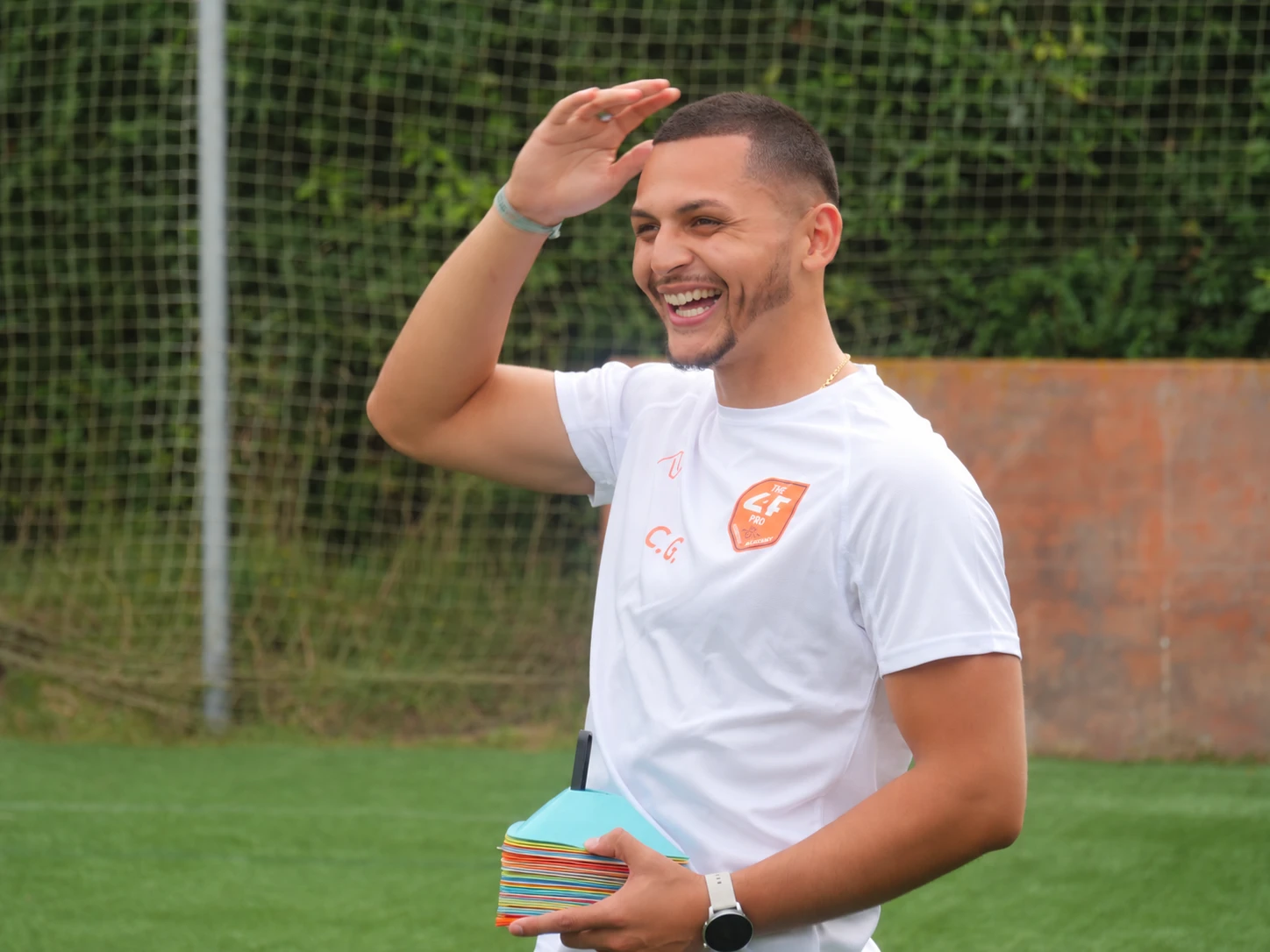 Cristian González, responsable de preparación física de L4F PRO, en el campo de la academia
