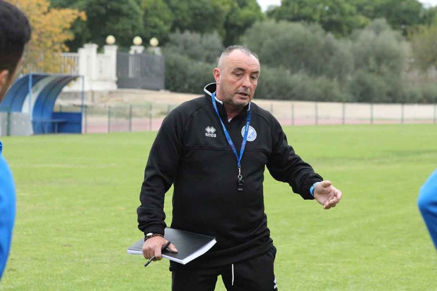 Josu Uribe dando indicaciones durante un entrenamiento